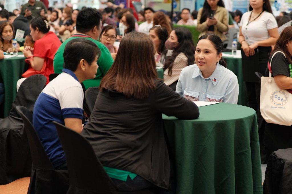 Department of Trade and Industry Acting Secretary Cris Roque mentored participants during the Go Negosyo 3M On Wheels event.