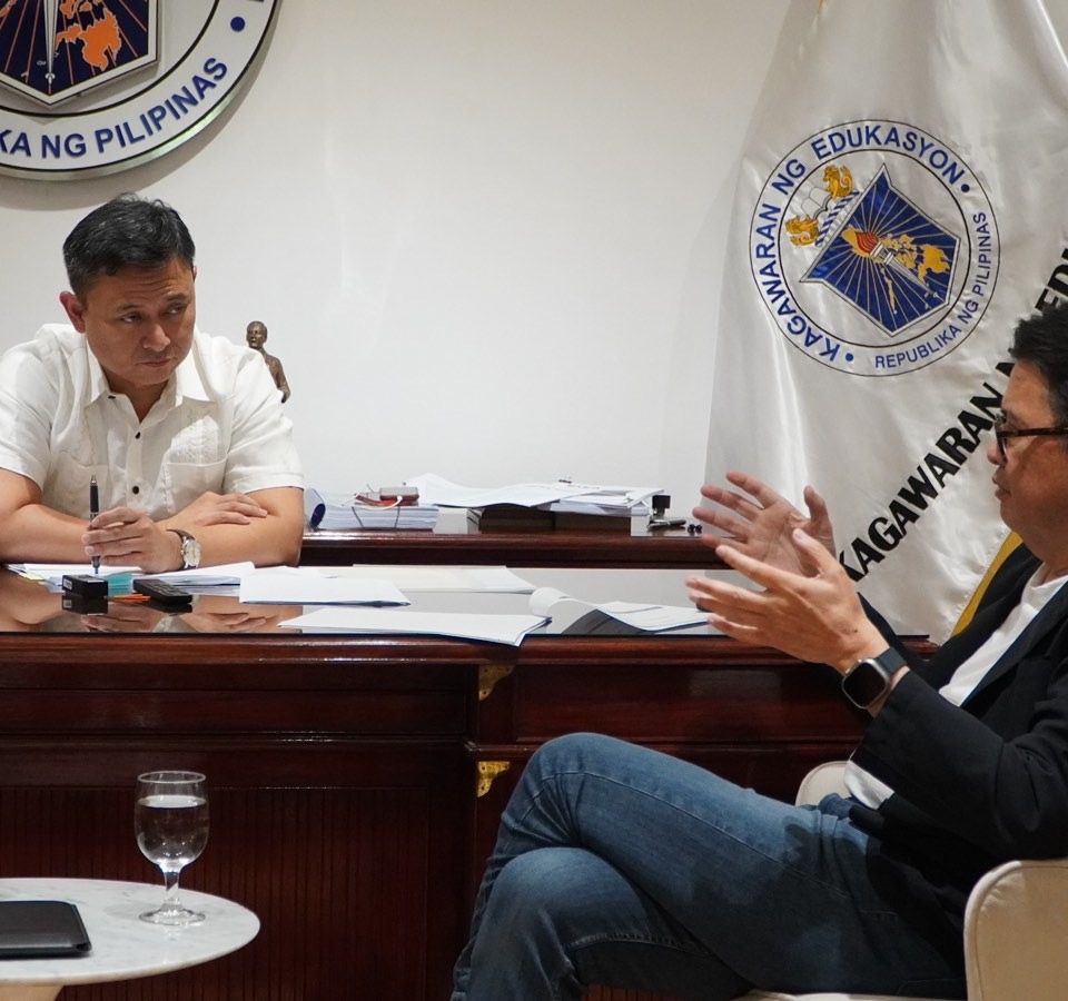 Go Negosyo founder Joey Concepcion meets with new Department of Education (DepEd) Sec. Sonny Angara to discuss the continuation of the non-profit’s entrepreneurship and other programs that are already underway and being conducted with the support of the DepEd. These include Youthpreneur, Pampaaralang Taniman sa Agribida, The Boardroom Experience, and Mentoring the Mentors.