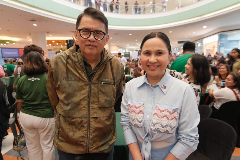 Acting Department of Trade and Industry Secretary Cristina Aldeguer-Roque with Go Negosyo founder Joey Concepcion at Go Negosyo’s popular mall-based entrepreneurship mentoring event, 3M on Wheels. Concepcion welcomed Roque’s new post at the DTI, citing her many years as a successful entrepreneur as powerful credentials.