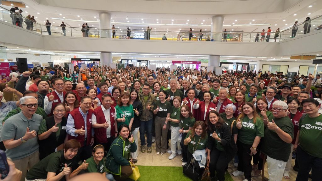 POWER LINEUP OF MENTORS FOR MSMES. Go Negosyo founder Joey Concepcion, together with Dept. of Trade and Industry Acting Secretary Cris Roque, pose with a powerhouse lineup of mentors at the recent 3M on Wheels entrepreneurship event at SM Megamall in Mandaluyong City last August 24, 2024. Mentors from Harvard Business School’s Owner/President Management Executive Education Program, leading entrepreneurs and top business executives came to mentor active and aspiring entrepreneurs during the day-long event. Leading the Harvard OPM mentors was former ambassador Joey Antonio, Pinky Tobiano and William Chua. They joined Go Negosyo’s Icon mentors, including restauranteur Rikki Dee, Richprime Global’s Myrna Yao, Womenbiz’s Rosemarie Rafael and Rhoda Caliwara, PR Gaz’s Siu Ping Par, RestoPH’s Eric Teng, Filipina CEO Circle’s Marife Zamora, Packworks’ Ibba Bernardo, Vivian Sarabia Opticals’ Dr. Vivian Sarabia, Nature Wellness’s Cathy Turvill, Prudential Guarantee’s Peter Coyiuto, Plato Wraps’ Kamela Seen, Luxe Beauty’s Anna Magkawas, and inspirational speaker Francis Kong.