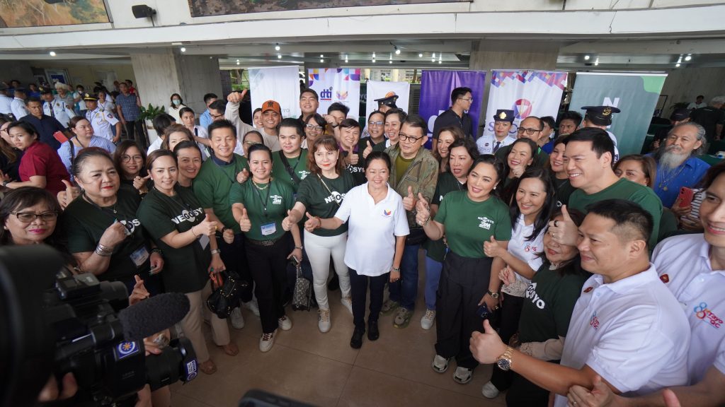 First Lady Liza Araneta Marcos gives the thumbs-up sign alongside Go Negosyo founder Joey Concepcion and veteran entrepreneurship mentors who provided free business mentoring during LAB for ALL caravan last August 1, 2024 in Quezon City.