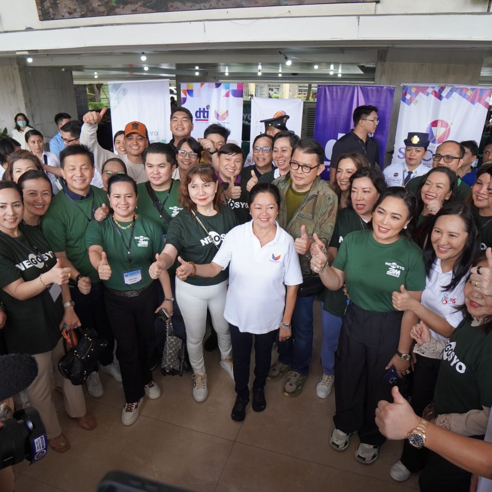 First Lady Liza Araneta Marcos gives the thumbs-up sign alongside Go Negosyo founder Joey Concepcion and veteran entrepreneurship mentors who provided free business mentoring during LAB for ALL caravan last August 1, 2024 in Quezon City.