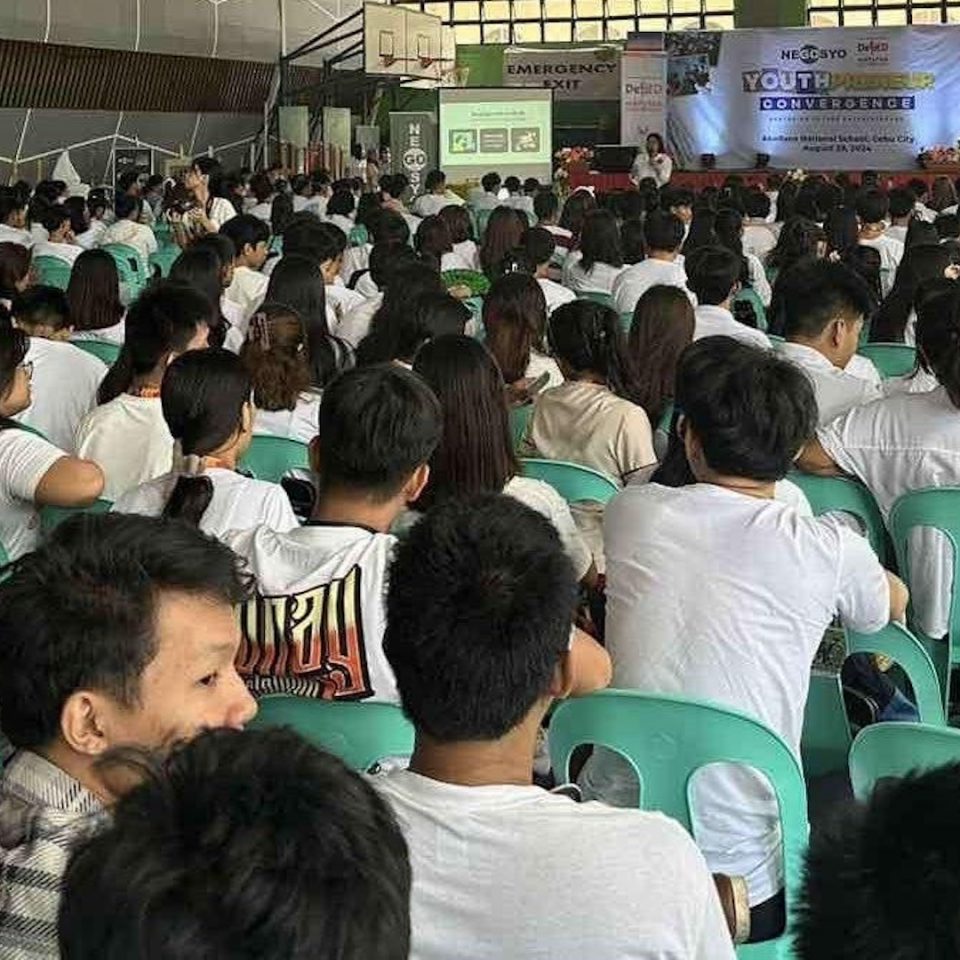 More than 400 Senior High School Students from Abellana National School in Cebu City gathered last August 28, 2024 to receive entrepreneurship training via Youthpreneur, Go Negosyo’s program with the Department of Education.