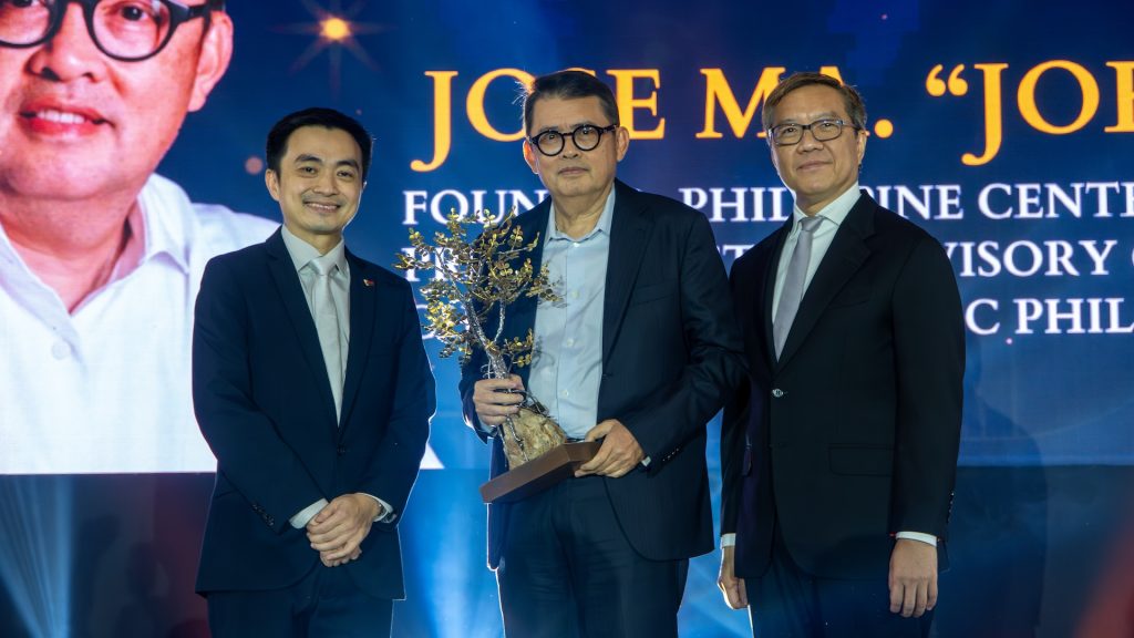 Go Negosyo founder Joey Concepcion receives the Chairman’s Award by the Philippine Franchise Association from PFA Chairman Chris Lim and President Joseph Tanbuntiong in ceremonies held on Sept. 2, 2024, at the SMX Convention Center in Pasay City.