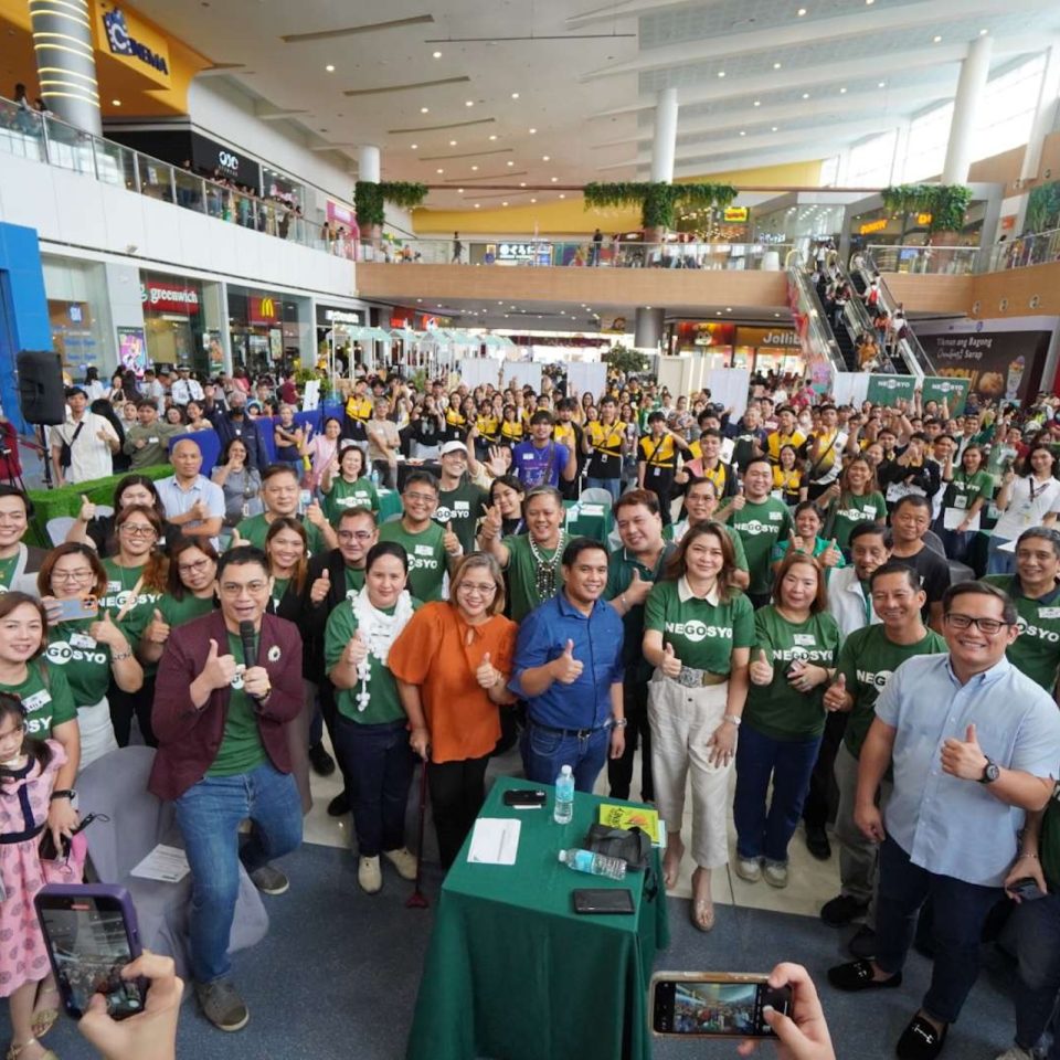 Entrepreneurship mentors and the MSMEs of San Pablo City gathered at Go Negosyo’s 3M on Wheels event at San Pablo City, Laguna last September 21, 2024. The free entrepreneurship mentoring roadshow was held at the Mall Atrium of SM City San Pablo. In the photo are Transform Phils. CEO and event host Jordan Patente, PFA Past Presidents Council chair and PCCI Calamba Charter President Sherill Quintana, and House of Wagyu owner Corinne Castañeda.