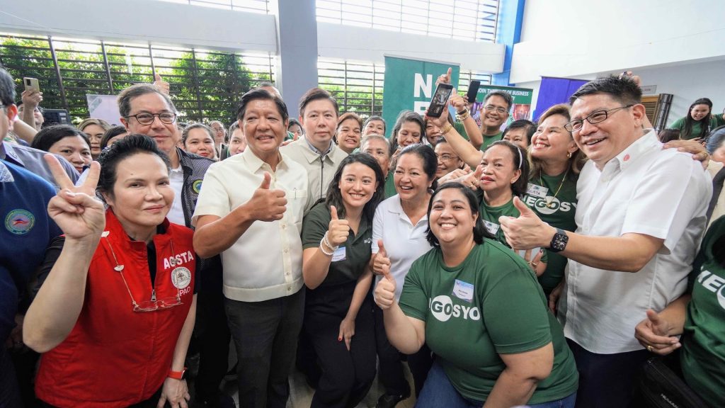 President Ferdinand Marcos Jr. and First Lady Liza Araneta Marcos flash Go Negosyo’s signature thumbs-up sign as the non-profit joined the LAB for All event at the Rizal High School in Pasig City last October 3, 2024. Go Negosyo supports the LAB for All initiative by providing free entrepreneurship mentoring to the beneficiaries of the health and social services caravan.