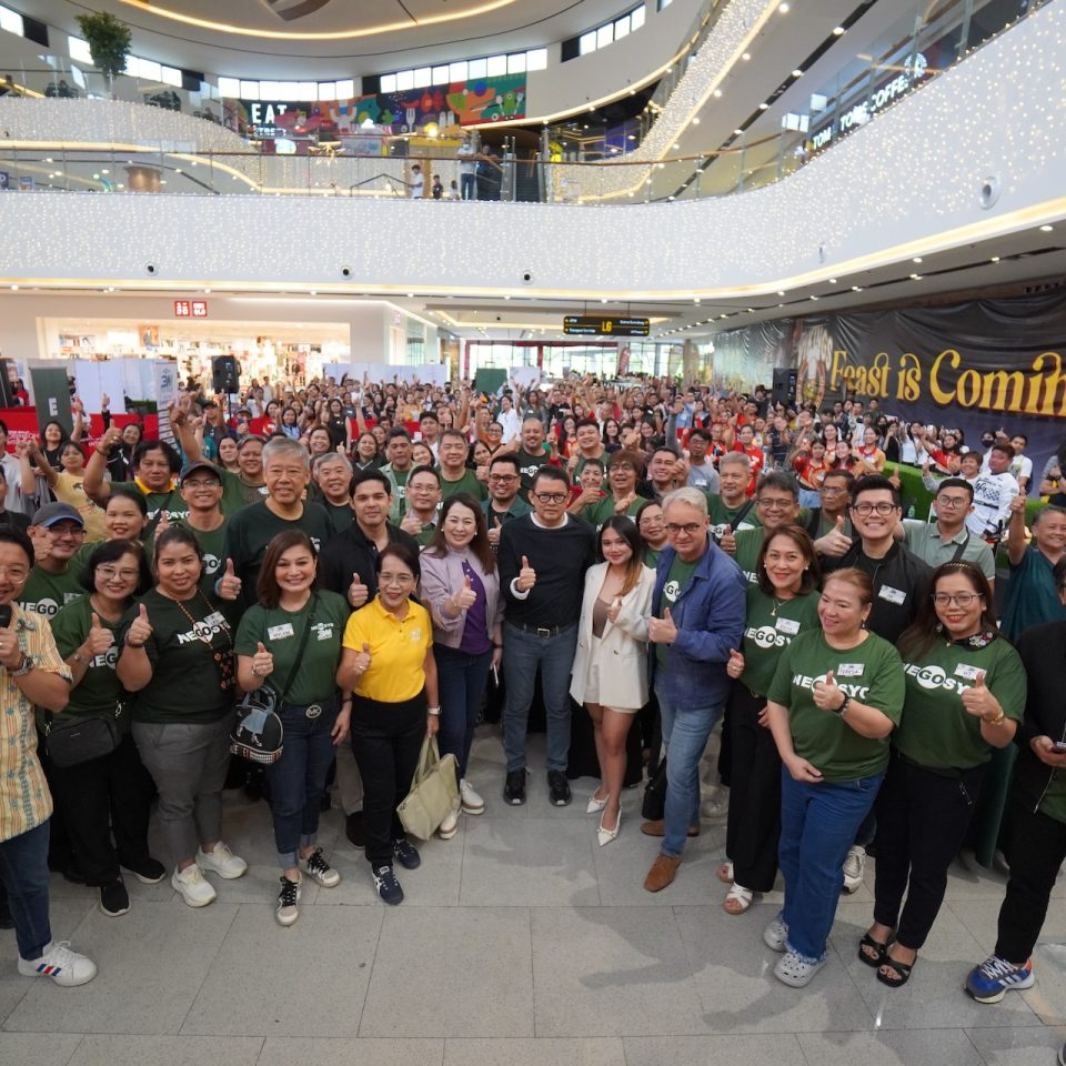 Go Negosyo founder Joey Concepcion gives the thumbs-up to the successful outing of its 3M on Wheels free entrepreneurship mentoring event last November 23, 2024 at the Robinsons Antipolo Atrium Expansion Mall. Joining him are Hon. Angie Lou Tapales, representing the City Government of Antipolo, Meliton Oliver Darvin of the Philippine Chamber of Commerce and Industry – Antipolo City, Board Member Randy Puno of the First District of Antipolo City, DTI Rizal Provincial Director Cleo Duran, Lionheart Farms co-founder Christian Moeller, WomenBiz President Rhoda Caliwara, Multiple Intelligence International School founder Mary Joy Abaquin, Daily Apparel founder content creator Chabelita Ballos, and Mercato Centrale co-founder RJ Ledesma, who hosted the event.