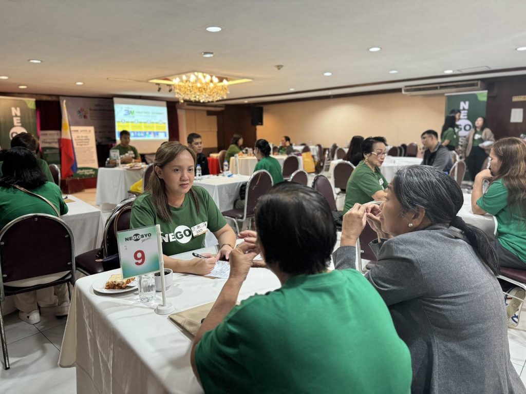 Go Negosyo mentors volunteered to mentor beneficiaries of the DSWD’s Sustainable Livelihood Program at a mini-3M on Wheels conducted specially for the SustainEnablers Livelihood Congress 2024 last November 12, 2024.