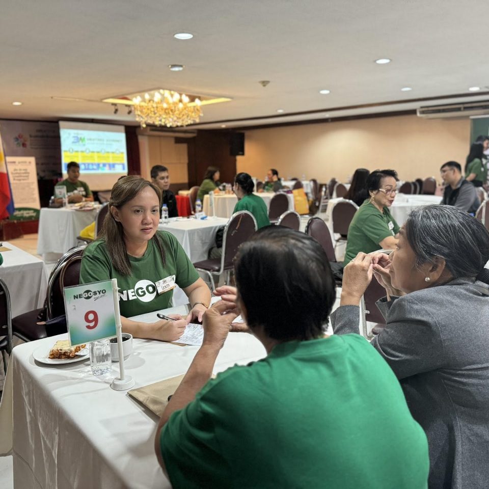 Go Negosyo mentors volunteered to mentor beneficiaries of the DSWD’s Sustainable Livelihood Program at a mini-3M on Wheels conducted specially for the SustainEnablers Livelihood Congress 2024 last November 12, 2024.