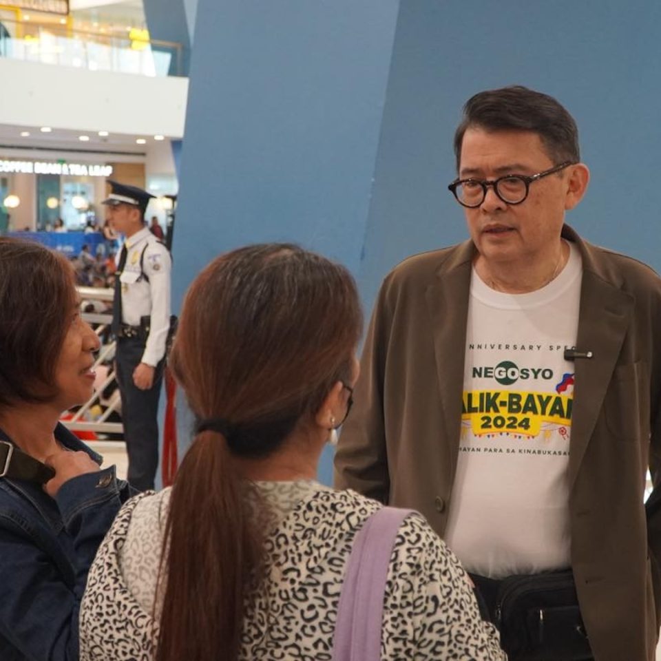 Go Negosyo founder Joey Concepcion at the Balik-Bayan Summit 2024, warmly greeting attendees and offering spontaneous mentoring and uplifting conversations to OFWs.