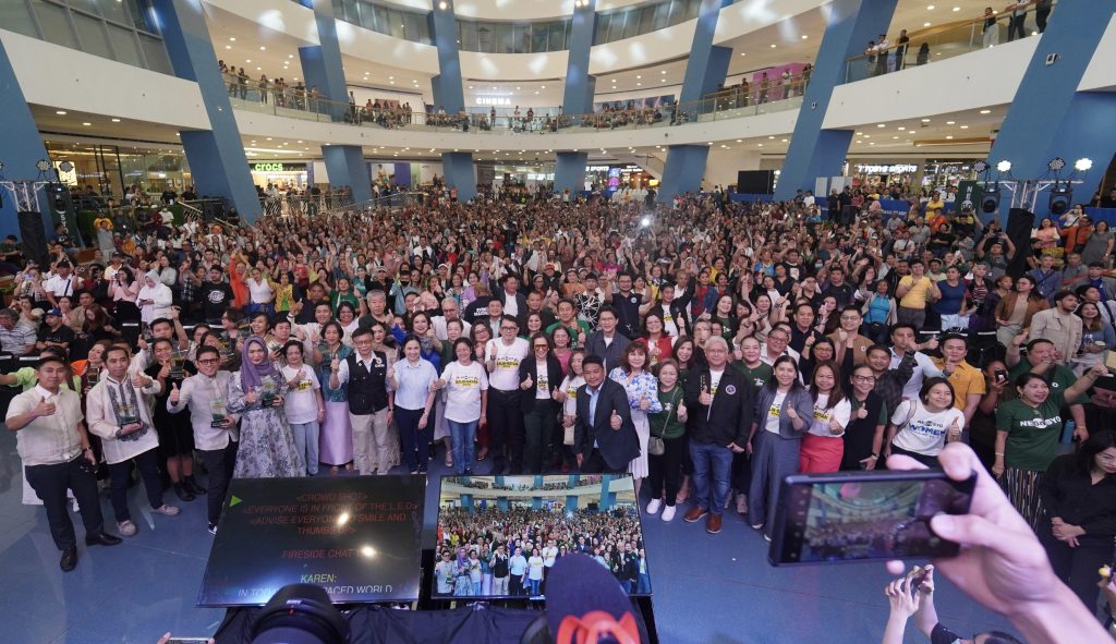 OFWs and their families join Go Negosyo founder Joey Concepcion, First Lady Louise Araneta Marcos, Department of Trade and Industry Sec. Cris Roque, Department of Migrant Workers Sec. Hans Leo Cacdac, Commission on Filipinos Overseas Chairman Dante “Klink” Ang, and Pasay City Mayor Emi Calixto-Rubiano at the 2024 Balik-Bayan Summit. With the theme “Kabuhayan Para sa Kinabukasan” the event gathered more than 5,000 attendees at the SM Mall of Asia last December 7, 2024. President Ferdinand Marcos Jr. and the Office of the First Lady surprised the attendees by donating Php2 million in cash prize to add to the cash and prizes given away to all the attendees of the event.