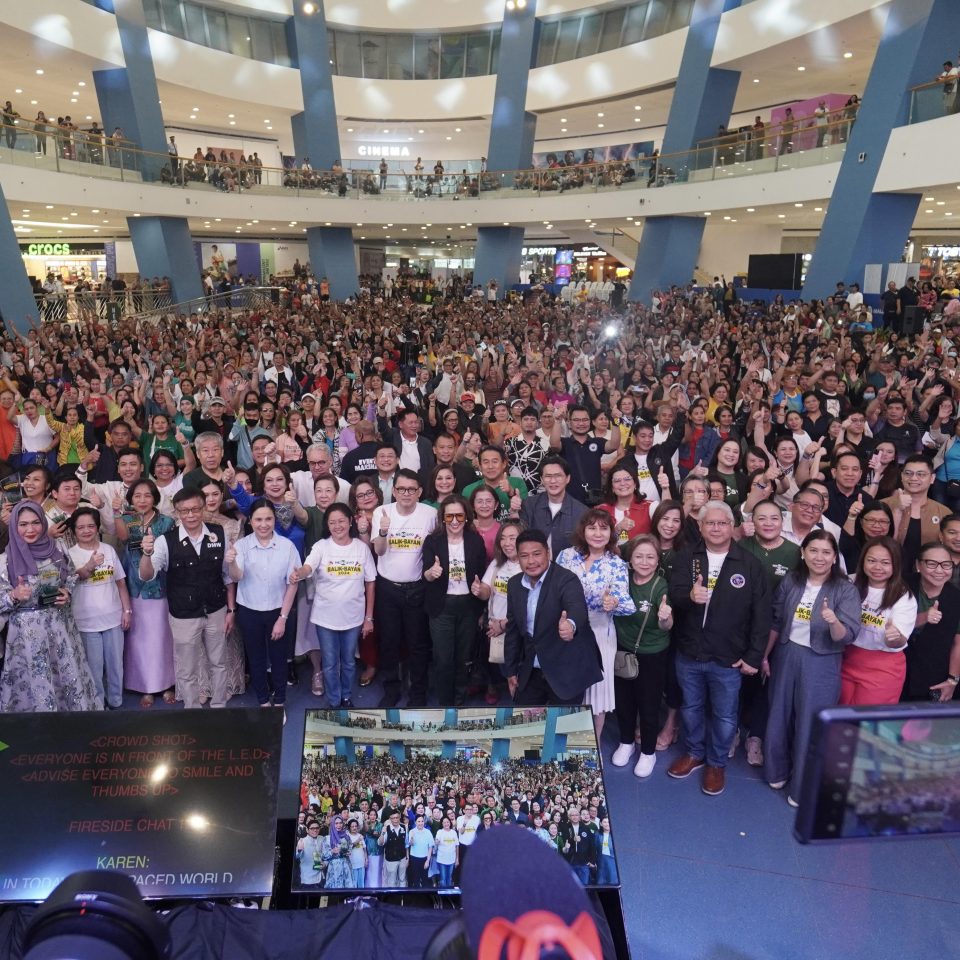 OFWs and their families join Go Negosyo founder Joey Concepcion, First Lady Louise Araneta Marcos, Department of Trade and Industry Sec. Cris Roque, Department of Migrant Workers Sec. Hans Leo Cacdac, Commission on Filipinos Overseas Chairman Dante “Klink” Ang, and Pasay City Mayor Emi Calixto-Rubiano at the 2024 Balik-Bayan Summit. With the theme “Kabuhayan Para sa Kinabukasan” the event gathered more than 5,000 attendees at the SM Mall of Asia last December 7, 2024. President Ferdinand Marcos Jr. and the Office of the First Lady surprised the attendees by donating Php2 million in cash prize to add to the cash and prizes given away to all the attendees of the event.