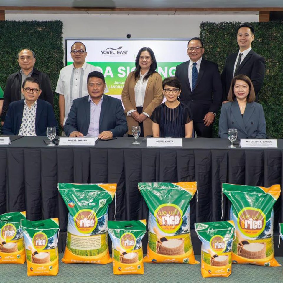 Go Negosyo founder Joey Concepcion (second from left) witnessed the signing of a Memorandum of Agreement between Land Bank of the Philippines and Yovel East Development Inc., one of the big brothers of the Go Negosyo’s Kapatid Angat Lahat sa Agri Program (KALAP), giving farmers access to capital through the Agrisenso Plus Lending Program. In the photo are (from left) Go Negosyo senior adviser and former Dept. of Agriculture Secretary Dr. William Dar, Concepcion, Yovel East President and CEO James Amparo, LANDBANK President and CEO Lynette V. Ortiz, LANDBANK National Development Lending Sector EVP Ma. Celeste Burgos, and LANDBANK Lending Programs Management Group FVP Eden Japitana.