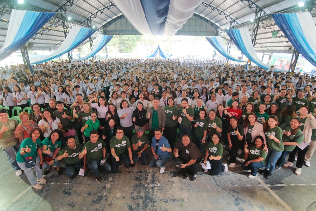 Department of Education (DepEd) Sec. Sonny Angara leads almost 1,500 senior high school students from San Francisco High School in Quezon City in the biggest Youthpreneur event yet by Go Negosyo, which was held last February 21, 2025. The non-profit’s founder Joey Concepcion thanked the DepEd, the Quezon City government, Philippine Chamber of Commerce and Industry (PCCI) Quezon City for the successful event. In the photo with Sec. Angara are DepEd NCR Regional Director and OIC for the Office of the Asst. Sec. for Operations Jocelyn Dr. Andaya, Asst Sec. for Operations Malcolm Garma, CESO V School Division Superintendent Carleen Sedilla, Director IV External Partnerships Services Graciela Mendoza, Principal IV of San Francisco High School Marissa Lou Rodriguez, Go Negosyo Executive Director Mina Akram, and officers of the Quezon City LGU and Quezon City Schools Division Office. They are joined by veteran entrepreneurs who volunteered to guide the students in their first steps toward a life of entrepreneurship, including Butch Salvador, Violy Lapid, Kim Lato, Mika Leetong, Reymond ‘Boss RDR’ Delos Reyes, and event host RJ Ledesma of Mercato Centrale.