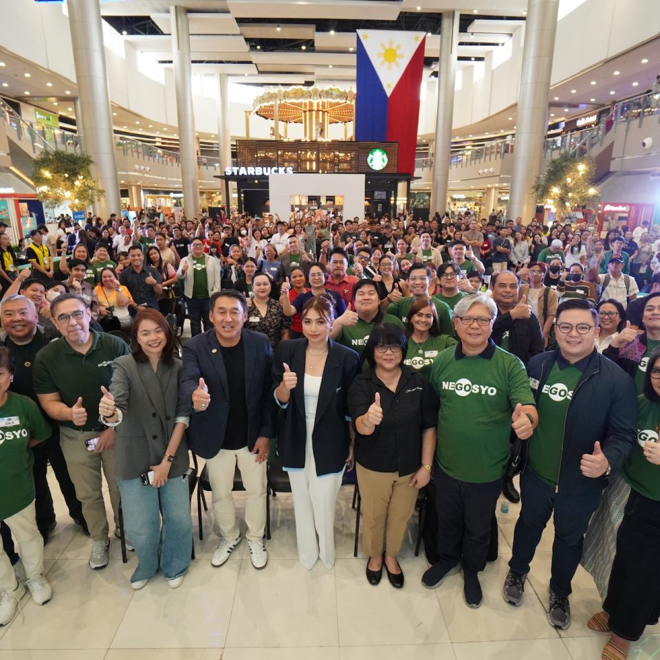 THUMBS UP, PAMPANGA! Go Negosyo founder Joey Concepcion thanked Go Negosyo mentors led by CDO Foodsphere President and CEO Jerome Ong, and the Pampanga Chamber of Commerce and Industry, led by Atty. Paulino Yusi, for the successful 3M on Wheels event at the SM City Clark in Angeles City, Pampanga. Also in the photo are host Jordan Patente, CEO and co-founder of Transform Philippines, and featured speaker, Eyeconic founder and content creator Bridget Cortez.
